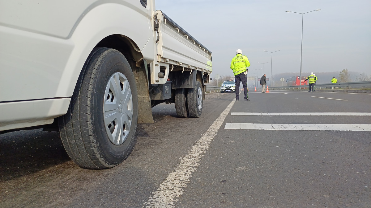 Kış lastiği taktırmayan sürücülerl trafik ekipleri affetmedi